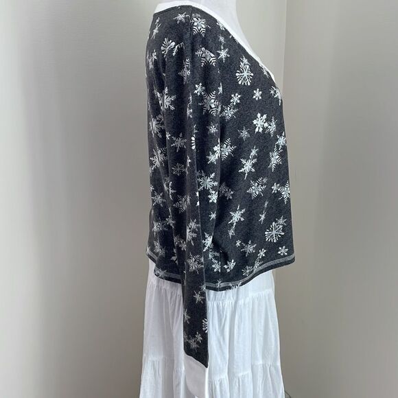 Super soft crop pajama top with snowflakes by Arizona women’s large - Picture 3 of 6